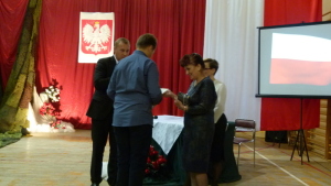 Wręczenie nagrody laureatowi konkursu ekologicznego