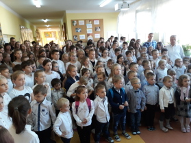 Wspólne śpiewanie hymnu narodowego z okazji stulecia odzyskania przez Polskę niepodległości