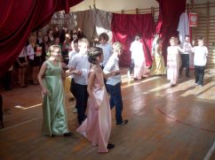Uczniowie klas IV i V tańczą poloneza z okazji Święta Niepodległości 08.11.2013 rok